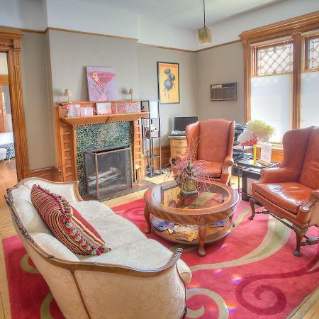 M&M Victorian Bed And Breakfast Marinette Bagian luar foto