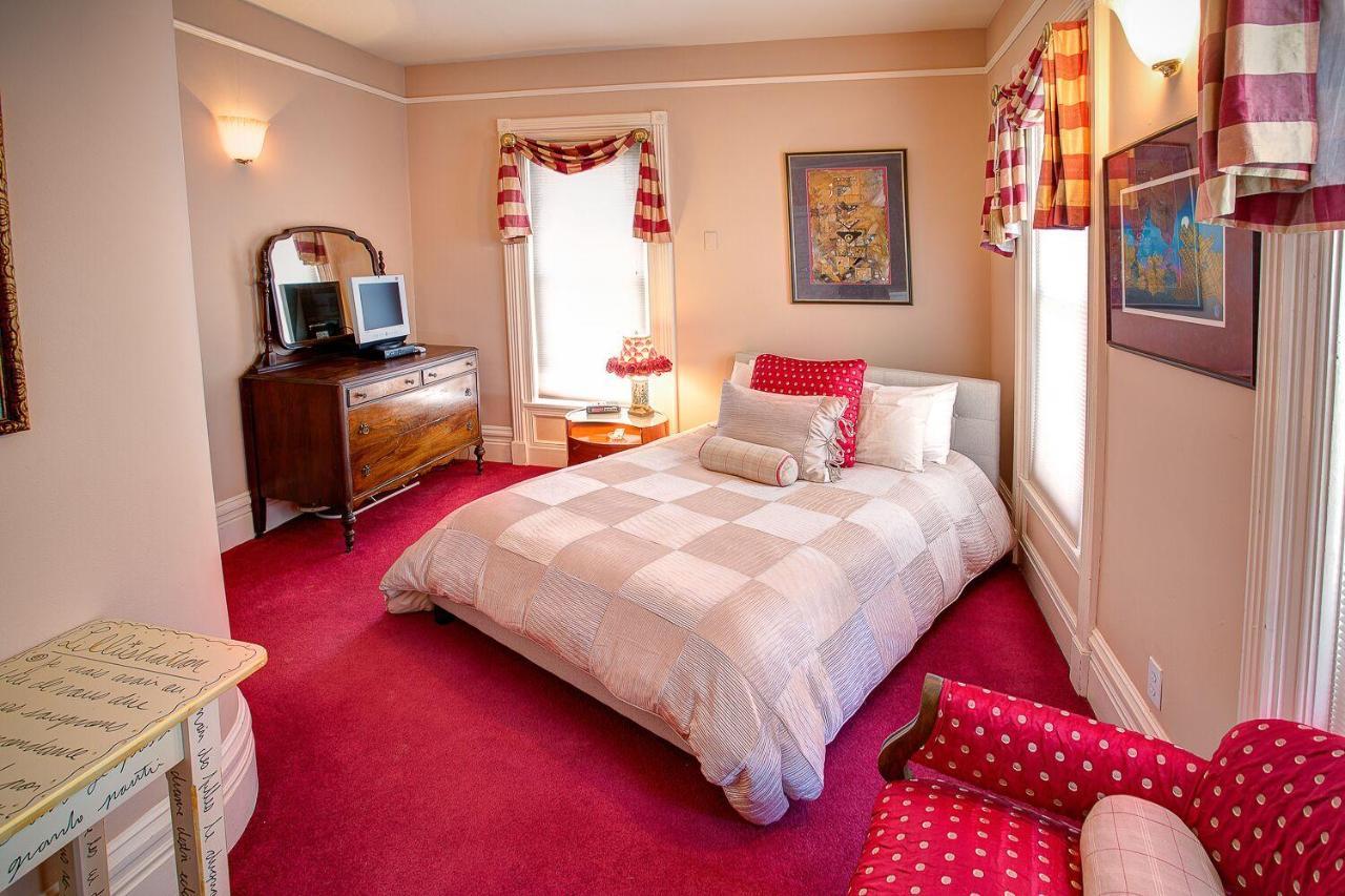 M&M Victorian Bed And Breakfast Marinette Bagian luar foto