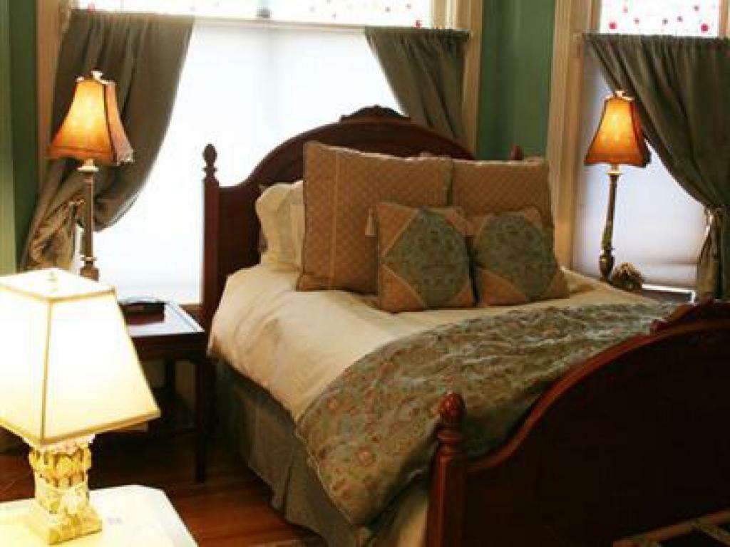 M&M Victorian Bed And Breakfast Marinette Bagian luar foto