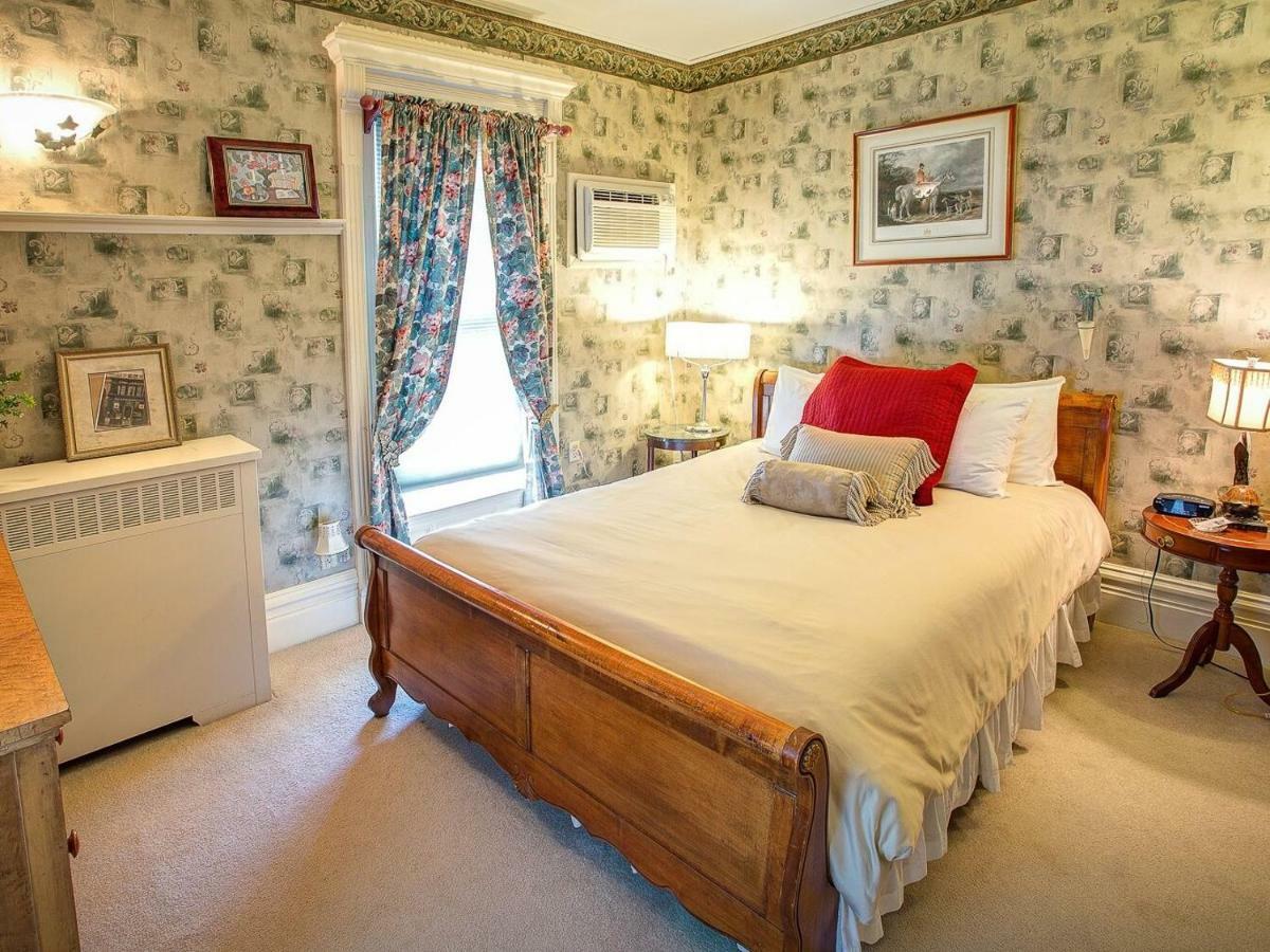 M&M Victorian Bed And Breakfast Marinette Bagian luar foto