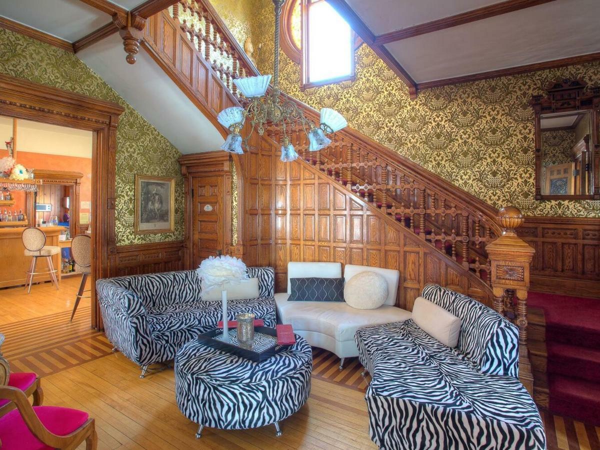 M&M Victorian Bed And Breakfast Marinette Bagian luar foto