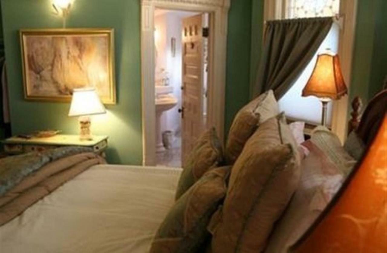 M&M Victorian Bed And Breakfast Marinette Bagian luar foto