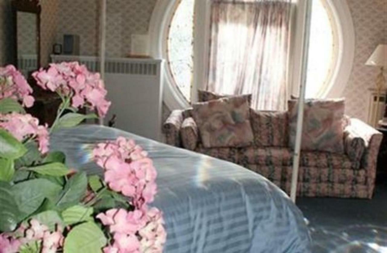 M&M Victorian Bed And Breakfast Marinette Bagian luar foto